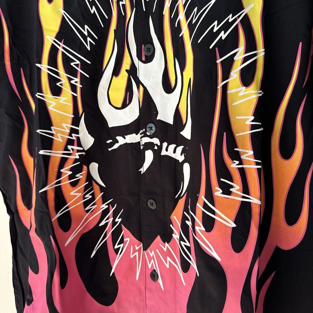 NEW Ed Hardy Tattoo Short Sleeve Camp Shirt Men's M Hawaiian Flames Button Up
